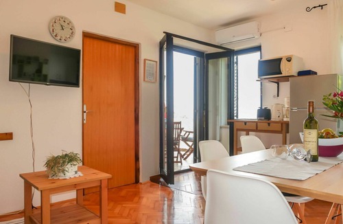 Sveti Juraj Apartment | Lovely apartment for 4 people with A/C, WIFI, TV, terrace and pets allowed