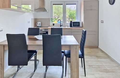 Valica Apartment | Lovely apartment for 5 people with private pool, WIFI, A/C, TV, terrace and pets allowed