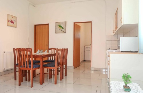 Cesarica Apartment | Lovely apartment for 8 people with WIFI, pool, A/C, TV and terrace