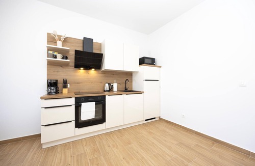 Seget Donji Apartment | Lovely apartment in Seget Donji with WiFi