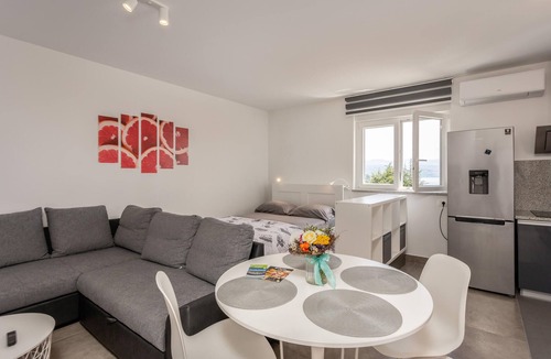 Poljane Apartment | Lovely apartment in Icici with house sea view