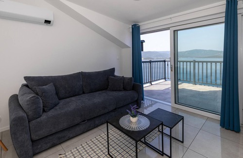 Komarna Apartment | Lovely apartment in Komarna with house sea view