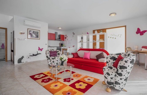 Kapelica Apartment | Lovely apartment with private pool, WIFI, A/C, TV, terrace, pets allowed, panoramic view and par.