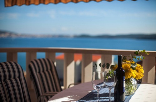 Seget Donji Apartment | Lovely apt for 4, balcony, sea view, beach at 50m