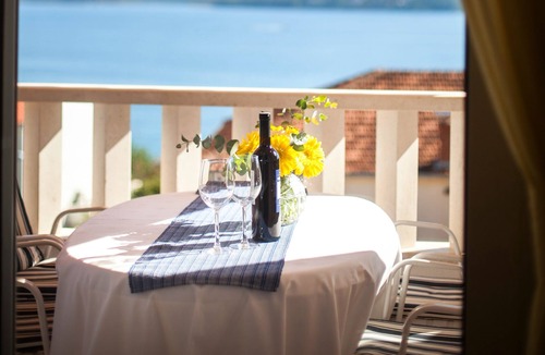 Seget Donji Apartment | Lovely apt for 4, balcony, sea view, beach at 50m