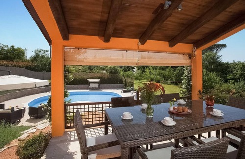Karojba House | Lovely home in Karojba with sauna