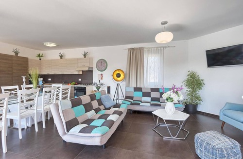 Muzini House | Lovely home in Naselje Muzini with sauna