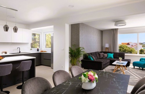 Sevid House | Luxuriöse Villa Dolce Vita direkt am Meer mit privatem Pool und Parkplatz by Interhome