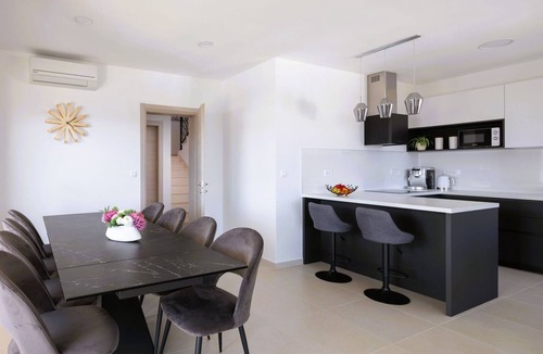 Sevid House | Luxuriöse Villa Dolce Vita direkt am Meer mit privatem Pool und Parkplatz by Interhome