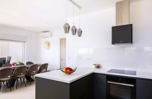 Sevid House | Luxuriöse Villa Dolce Vita direkt am Meer mit privatem Pool und Parkplatz by Interhome