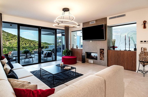 Marina House | Luxurious home in Marina with sauna