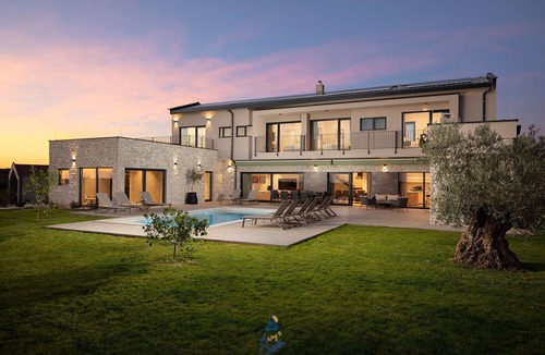 Bale Villa | Luxurious New 5-BR Villa with private pool & sauna
