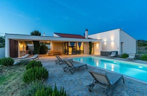 Rastevic Villa | Luxury Spa Villa w Heated Pool, Jacuzzi & Sauna