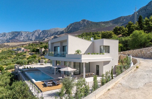 Podgora Villa | Luxury Villa in Podgora – 4 Bedrooms, Heated Pool, Sea View, AC & WiFi