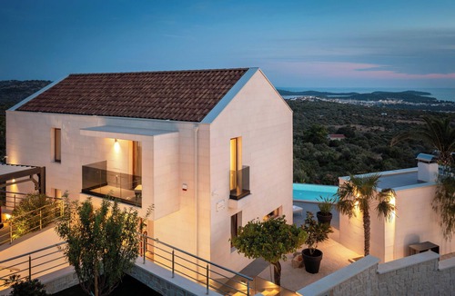 Podglavica Villa | Luxury villa with sea views, Infinity pool & Halotherapy salt Sauna - New!