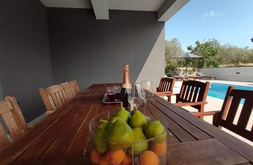 Peroj Villa | Modern Villa San Antonio.heated pool !