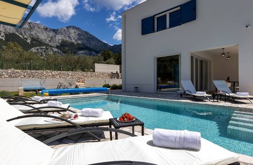 Zaostrog House | Modernes Ferienhaus in Zaostrog mit Beheiztem Pool by Interhome