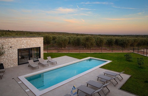 Bale Villa | New Luxury 5-BR Villa with Pool, Sauna & Gym
