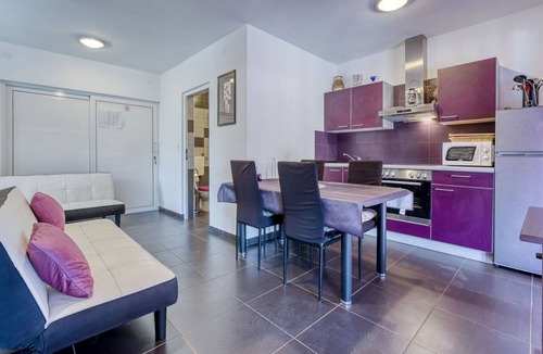 Polje Apartment | Nice apartment for 4 people with WIFI, pool, terrace and pets allowed