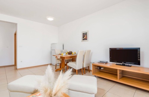 Banjol Apartment | Nice apartment for 4 people with pool, A/C, WIFI, TV, terrace and pets allowed
