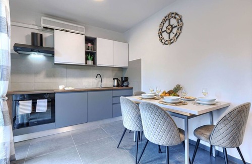 Presika Apartment | Nice apartment for 5 guests with A/C, WIFI, pool, TV and terrace