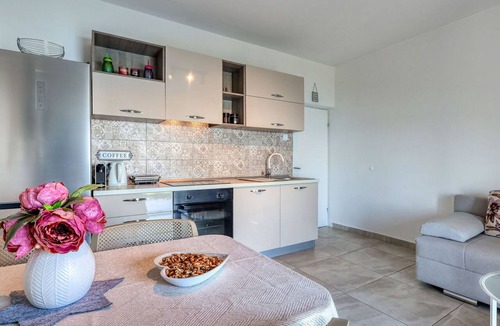 Sveti Juraj Apartment | Nice apartment for 5 guests with WIFI, A/C, TV, patio and pets allowed