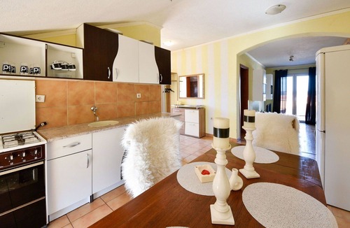 Gornji Karin Apartment | Nice apartment for 4 people with WIFI, A/C, TV, terrace and pets allowed