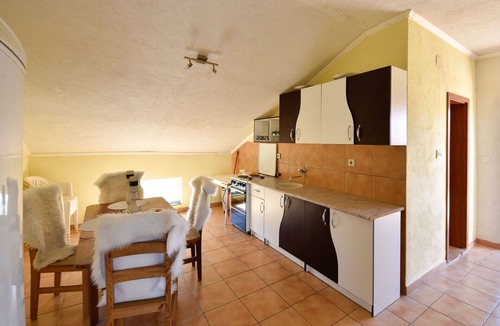 Gornji Karin Apartment | Nice apartment for 4 people with WIFI, A/C, TV, terrace and pets allowed