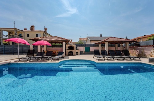 Valbandon Apartment | Nice apartment in Valbandon with swimming pool