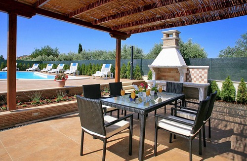 Valbandon House | Nice home in Fazana with private swimming pool, can be inside or outside