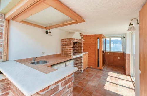 Slatine House | Nice home in Slatine with sauna