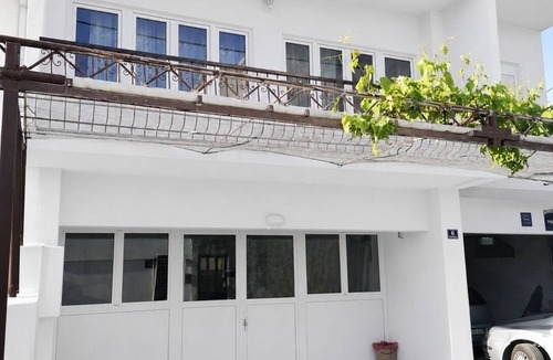 Kastel Gomilica Apartment | One bedroom apartment with balcony and sea view Kaštel Gomilica, Kaštela (A-22370-a)