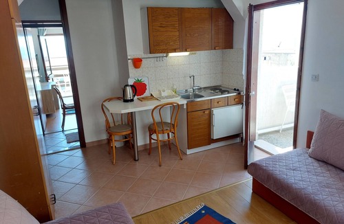 Zelenka Apartment | One bedroom apartment with balcony and sea view Makarska (A-22633-d)