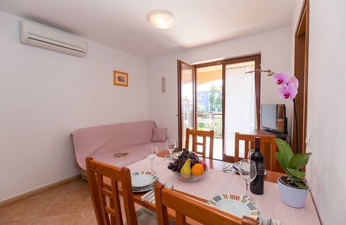 Novigrad Apartment | One bedroom apartment with a swimming pool Novigrad (A-7078-a)