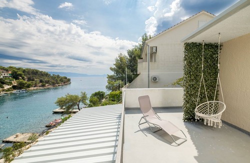 Vrbanj Apartment | One bedroom apartment near beach Basina, Hvar (A-24120-b)
