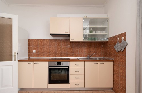 Kraj Apartment | One bedroom apartment near beach Tkon, Pašman (A-6262-c)