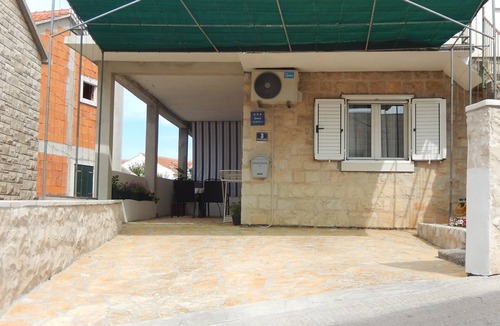 Postira Apartment | One bedroom apartment with terrace and sea view Postira, Brač (A-16092-a)