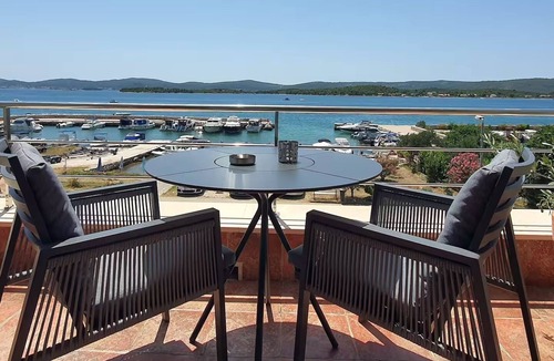 Turanj Apartment | One bedroom apartment with balcony and sea view Turanj, Biograd (A-25338-b)
