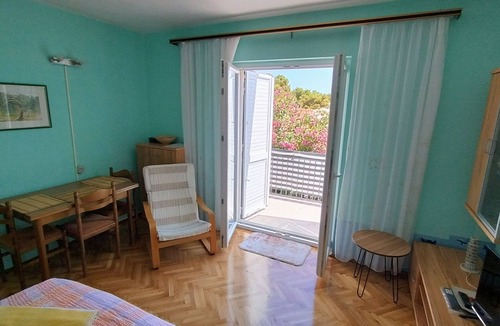Island Hvar Apartment | One bedroom apartment with balcony and sea view Jelsa, Hvar (A-8747-b)