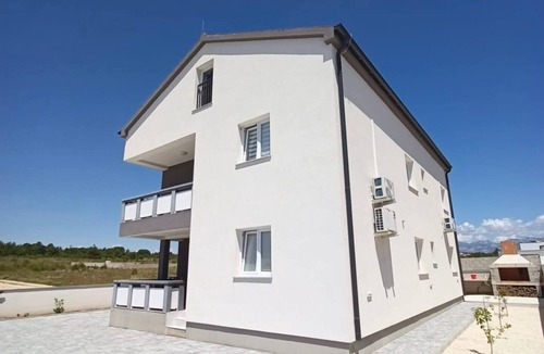 Vrsi Apartment | One bedroom apartment with a swimming pool Vrsi - Mulo, Zadar (A-24110-b)