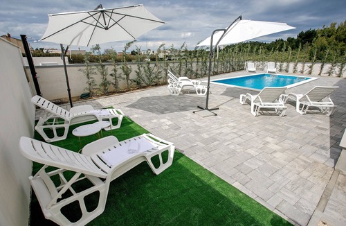 Vrsi Apartment | One bedroom apartment with a swimming pool Vrsi - Mulo, Zadar (A-24110-b)