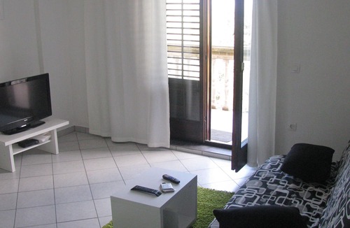 Supetarska Draga Apartment | One bedroom apartment with balcony and sea view Supetarska Draga - Donja, Rab (A-15602-a)