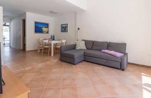 Zdrelac House | Only 100 meters from the sea is this charming vacation home with pool.