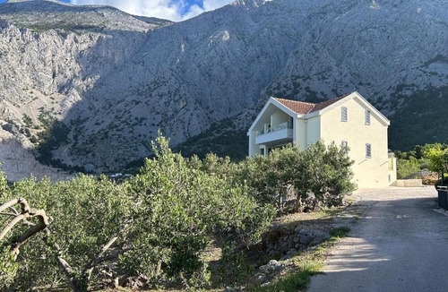 Bast House | Peaceful Villa in Bast - Pool, Sports Court, BBQ & Starlink