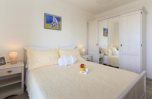 Kastel Gomilica Apartment | Periska Kastela-Perfect Midpoint Split & Trogir with Local Guide