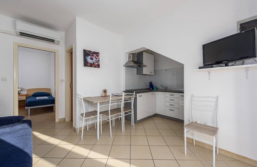 Lovrecica Apartment | Picturesque apartment just 60 metres from the beach with sea views and private parking