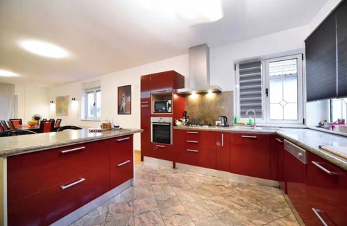 Zagreb House | Quiet 6BR City Center House - Sleeps 13 - Private Parking - Kids Friendly Oasis