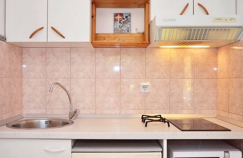 Slatine Apartment | Romantic green garden, two bedrooms, grill, parking, 250 m to the pebble beach