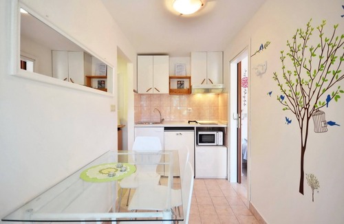 Slatine Apartment | Romantic green garden, two bedrooms, grill, parking, 250 m to the pebble beach