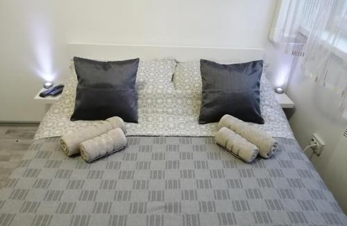 Zagreb Apartment | Ruby room